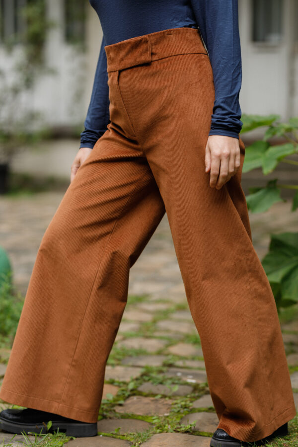 Pantalon "on the floor" velours côtelé camel – Image 4